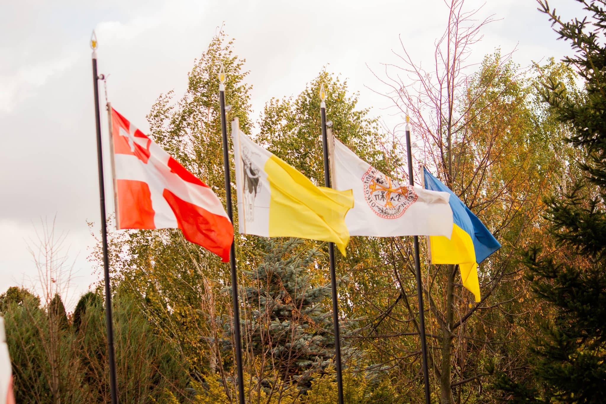 Сквер вільних людей – затишний громадський простір у Жидичині, оточений зеленню, з лавками для відпочинку.